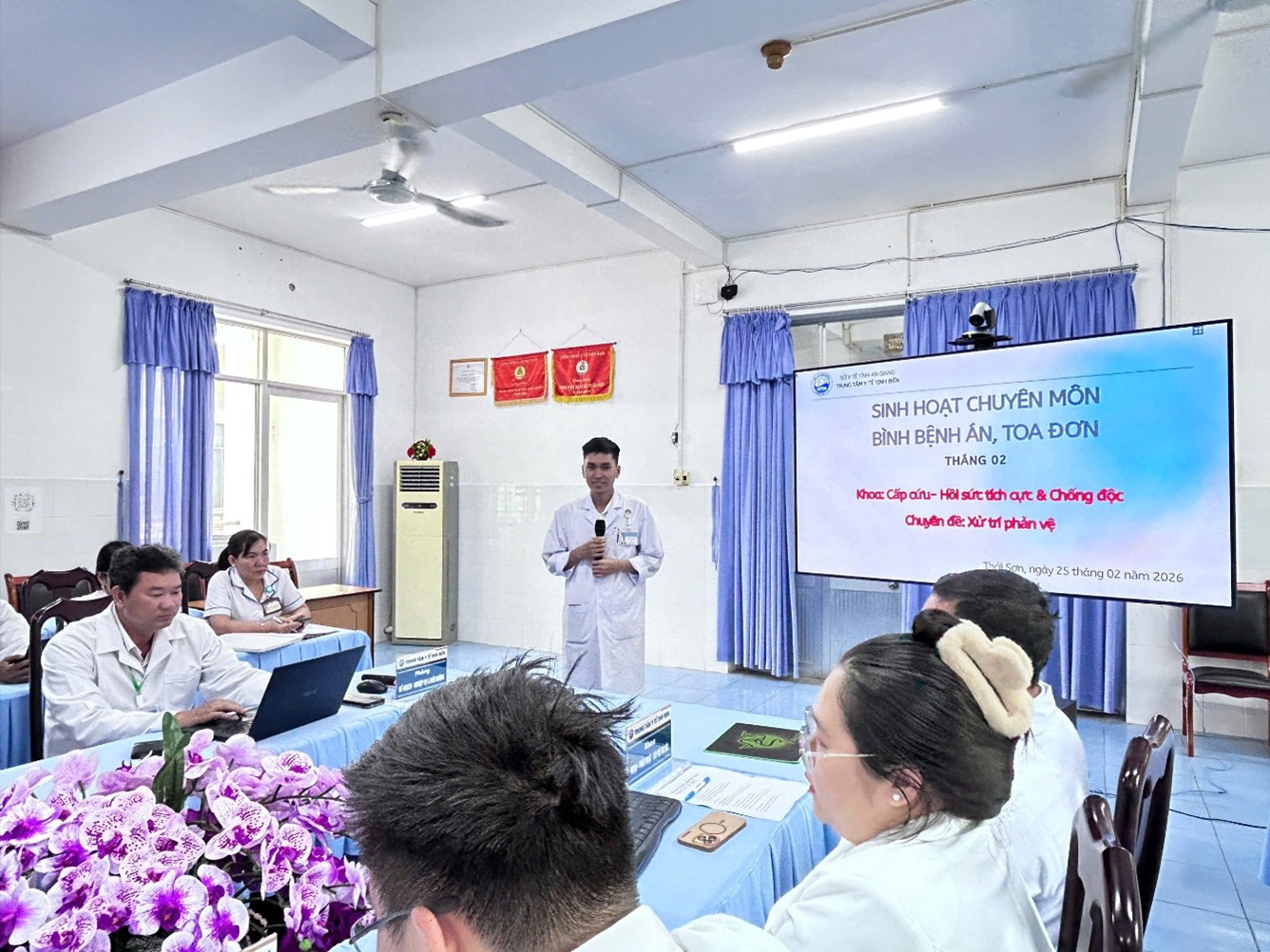Trung tâm Y tế Tịnh Biên sinh hoạt chuyên môn bình bình án và bình toa thuốc nâng cao năng lực chuyên môn